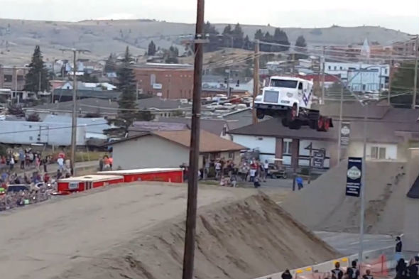 Video: Lorry pulls off record 166-foot jump