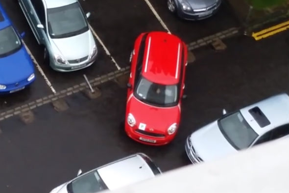 Video: Glasgow driver takes 17 minutes to reverse park