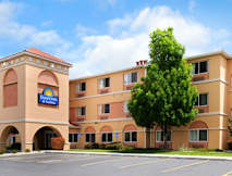 Days Inn & Suites Albuquerque Airport - Albuquerque, New Mexico - 