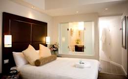 Amora Hotel Riverwalk Melbourne - Richmond (Victoria), Australia - King Spa Suite