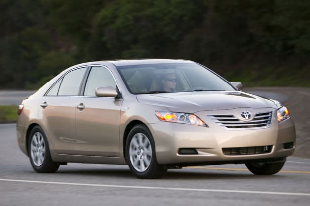 photo of Consumer Reports calls on Toyota to recall older Camry Hybrid models image