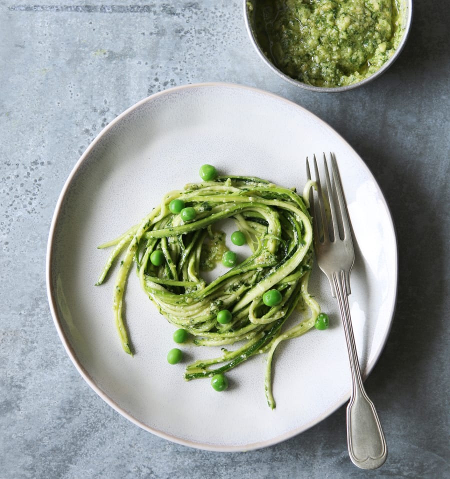 Zucchini noodles with pesto and green peas