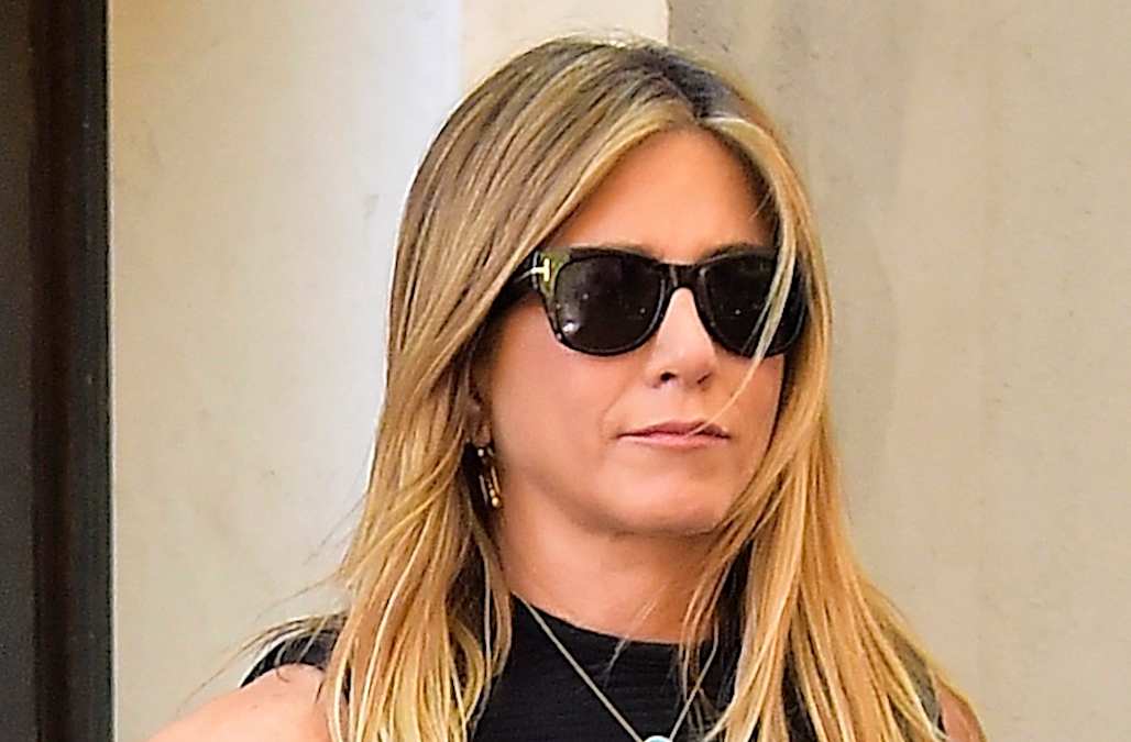 Jennifer Aniston's necklace sends a clear message amid Brangelina divorce - AOL News