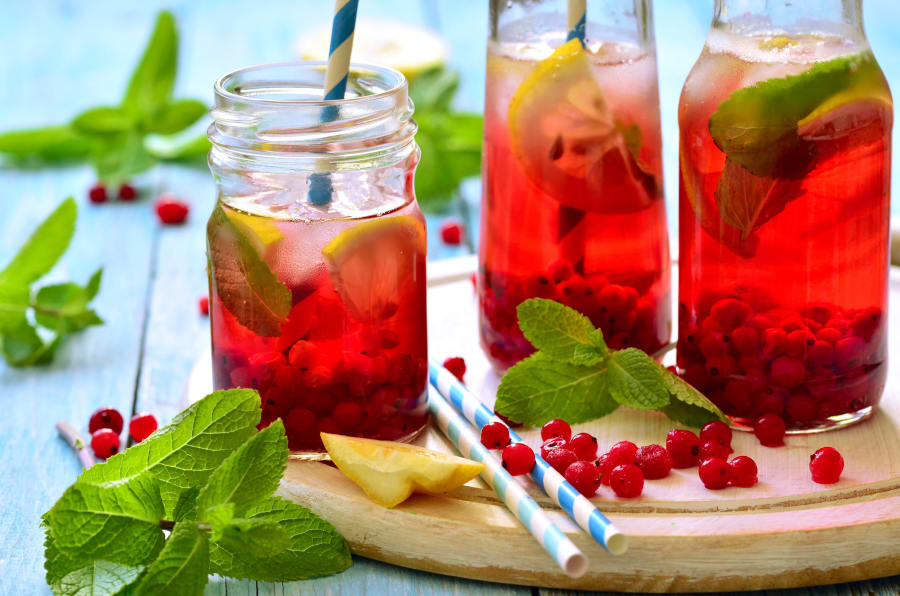 Cold redcurrant tea with lemon and mint.