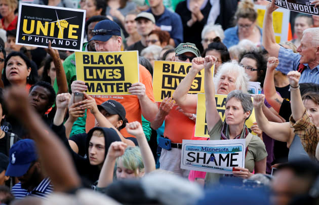 Des manifestants venus soutenir la famille de Philando Castile devant le Capitol le 16 juin, après la décision d'acquitter le policier qui avait ouvert le feu sur lui.