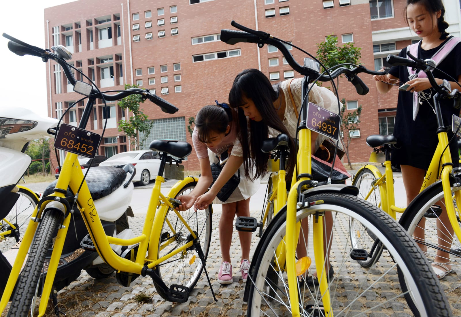 photo of China's largest ride-hailing company is investing in bicycles image