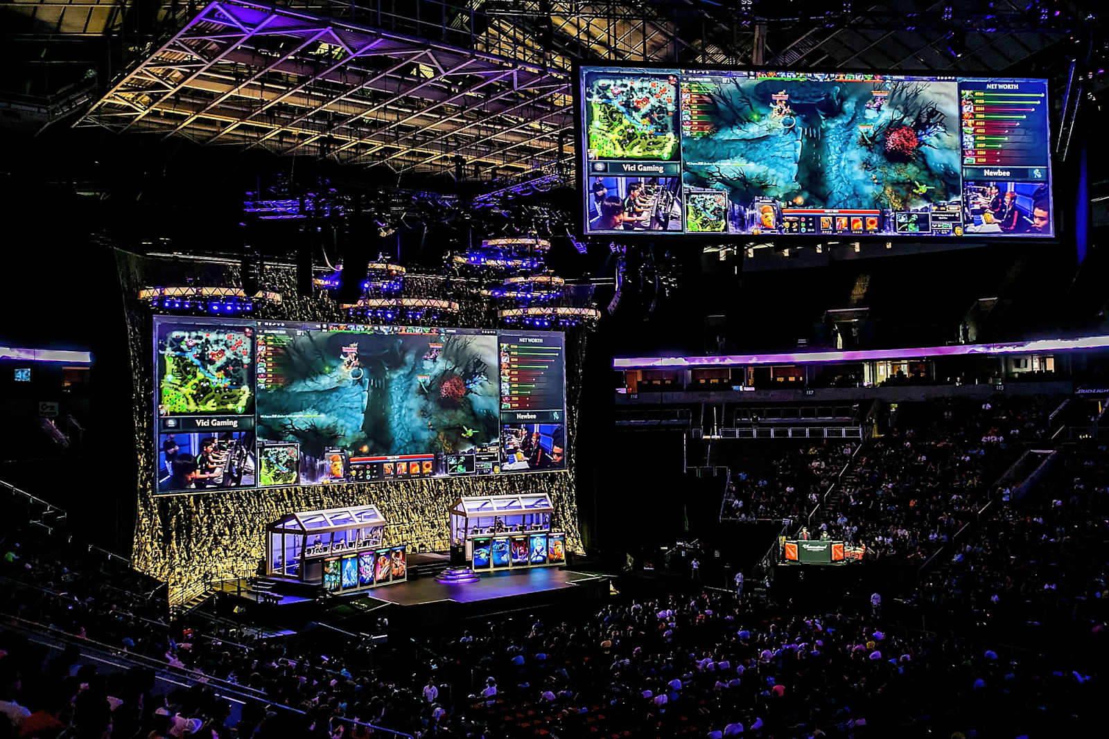 sold-out-crowd-fills-the-seats-of-seattles-key-arena-at-the-dota-2-picture-id452371296