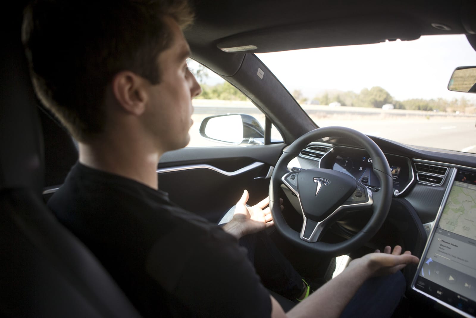 photo of Regulator: Tesla crash shouldn't hinder self-driving research image