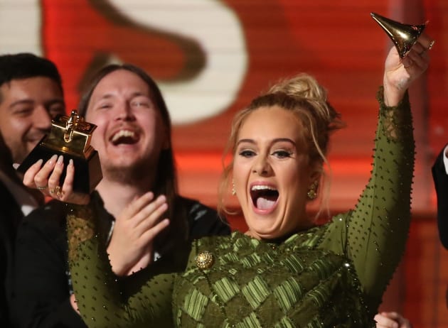 Grammy Awards 2017: Adele, la grande gagnante surprend en cassant son prix...La raison!