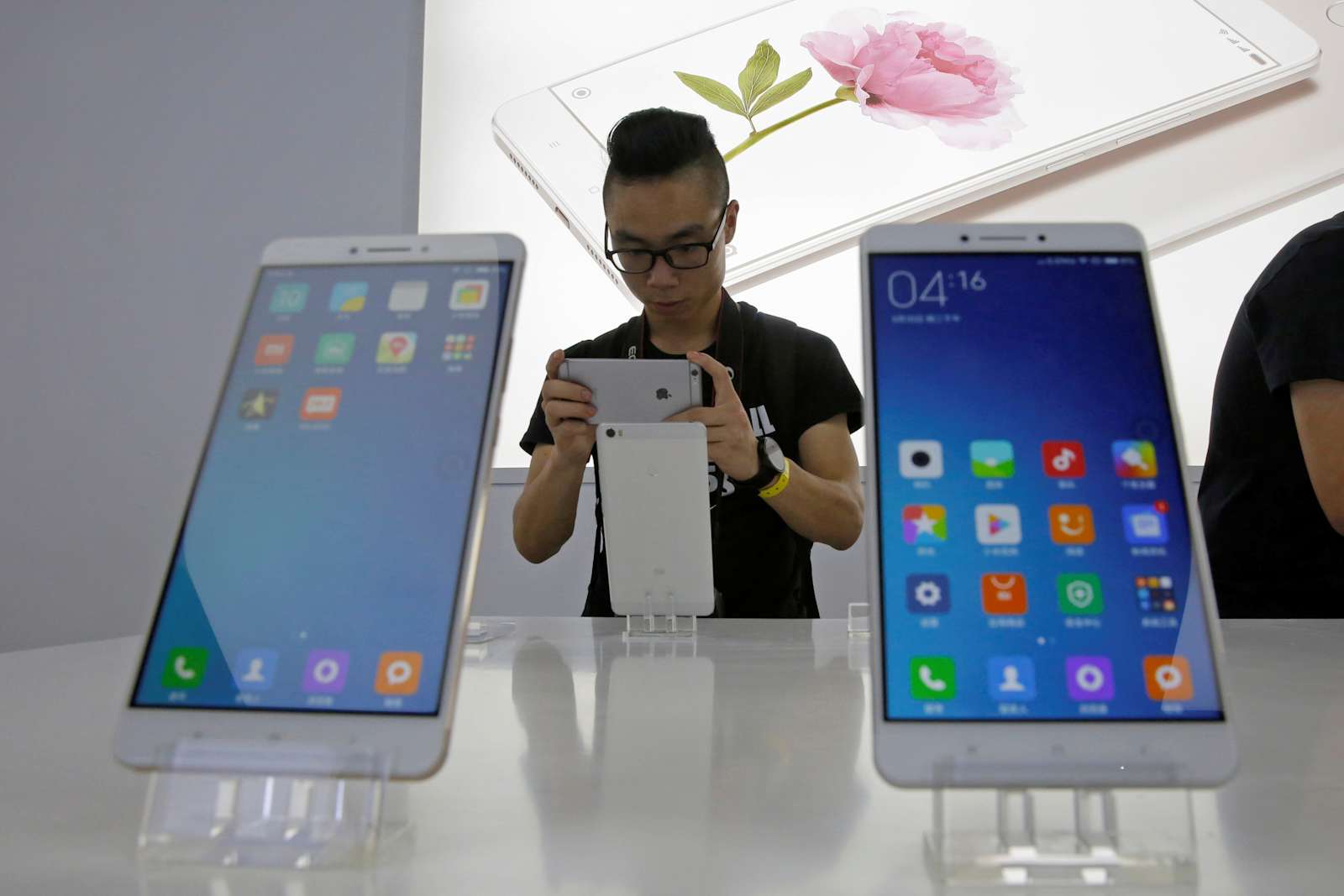 China tells app stores to register with the government