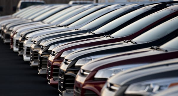 Americans borrowing record amount to buy cars