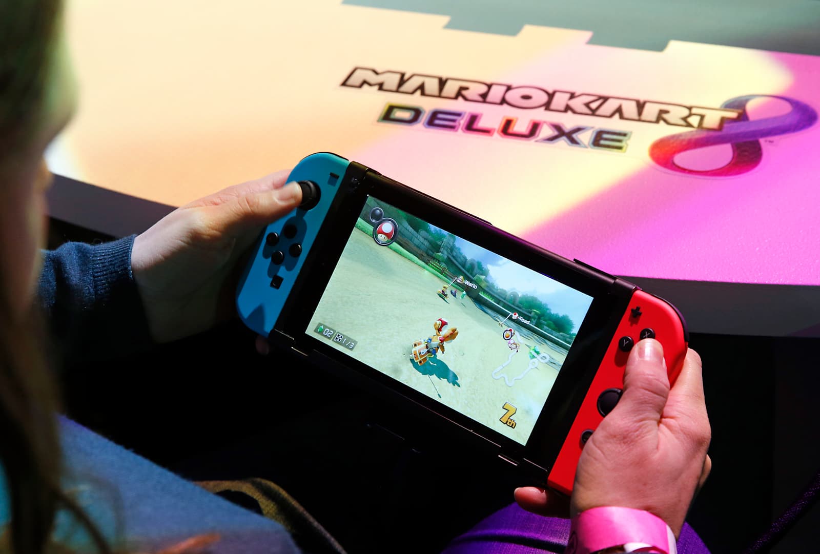 visitor-plays-the-mario-kart-8-deluxe-video-game-on-a-nintendo-switch-picture-id631613774