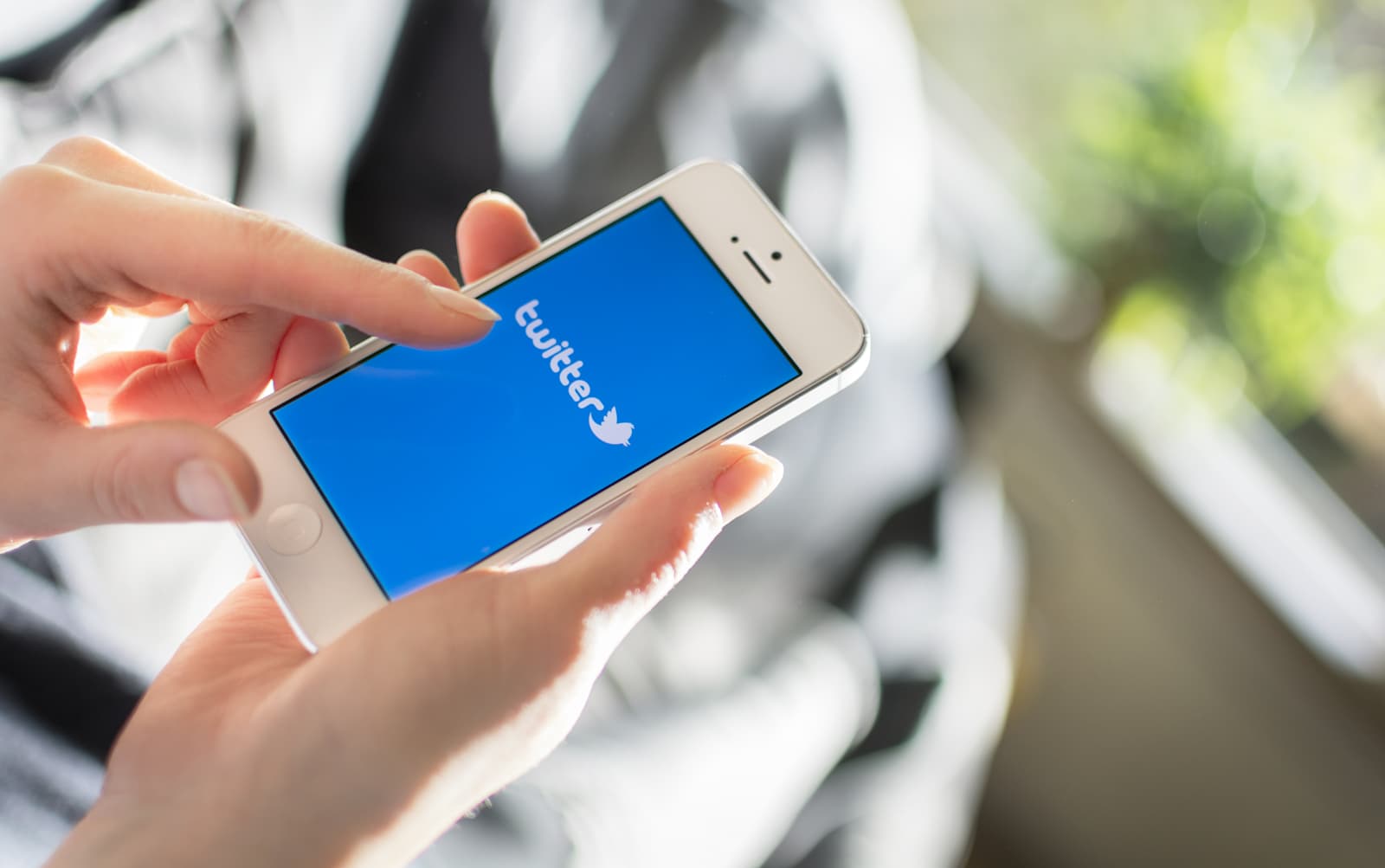 'Vanity Fair' editor sues Twitter troll for giving him a seizure