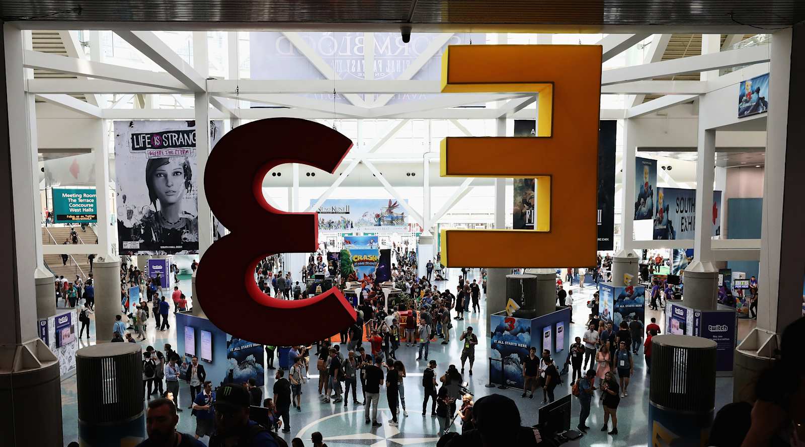 game-enthusiasts-and-industry-attend-the-electronic-entertainment-e3-picture-id696316450