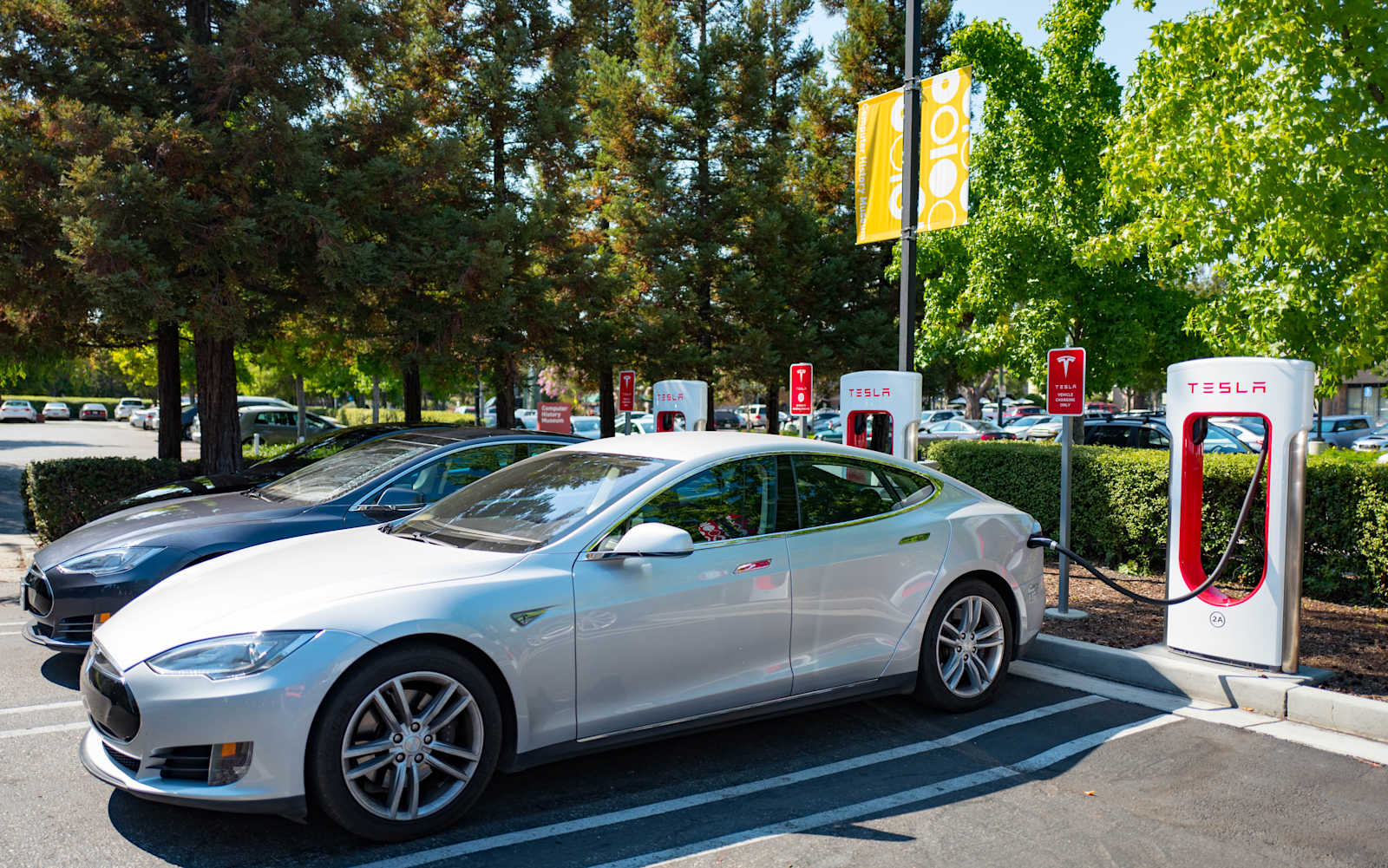 Tesla's fix for Supercharger squatters is a $0.40 per minute fee