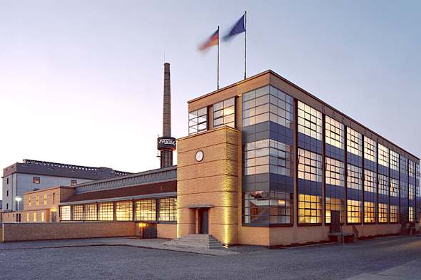 Fagus_Gropius_Hauptgebaeude_200705_wiki_front.jpg