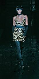 2009-12-28-NaomiCatwalk.jpg