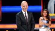  Howie Mandel is helping contestants 