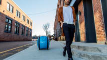 ベスパの親会社Piaggio、後追い型荷物運びロボット「Gita」発表。18kgまでの荷物を抱え、ユーザーに追従