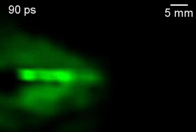 「光の衝撃波」を初めて可視化。1000億FPSで捉えたフォトニック・マッハコーンはこんな形