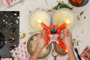 動画：感謝祭のごちそうを4Kカメラ搭載ドローンで調理。メーカー自ら動画制作、公開