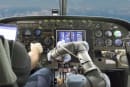 動画：セスナの操縦桿を操る自動操縦ロボ「ALIAS」の訓練風景。次はヘリコプター教習へ