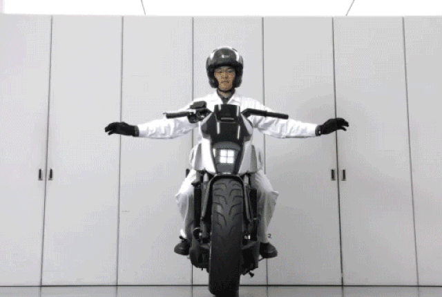 立ちゴケしないバイク「Honda Riding Assist」公開。ASIMO/UNI-CUBのバランス技術応用