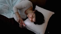 枕の上で横になってもズレにくい「寝る前用安眠対策メガネ」がJINSから。耳にかけないショートテンプル採用