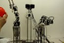 この自律型ロボットは、両腕を使ってトマトの収穫に挑む──九州工大が開発した「Conbe」
