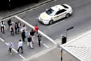 路面埋込型の歩きスマホ対策信号機、シドニーでも設置へ。赤信号に気付かず横断する死亡事故急増に対応