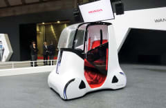 Honda UNI-CUB vs. Toyota Winglet: the battle of human transporters at CEATEC (video)