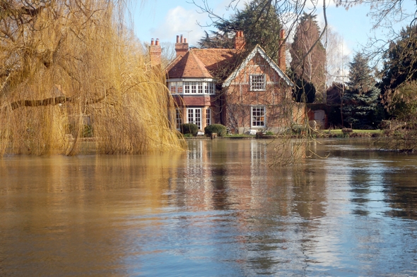 george-michael-country-house-under-threat-floods-river-thames