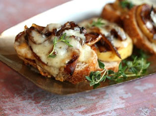Crostini with White Cheddar Apples and Onions