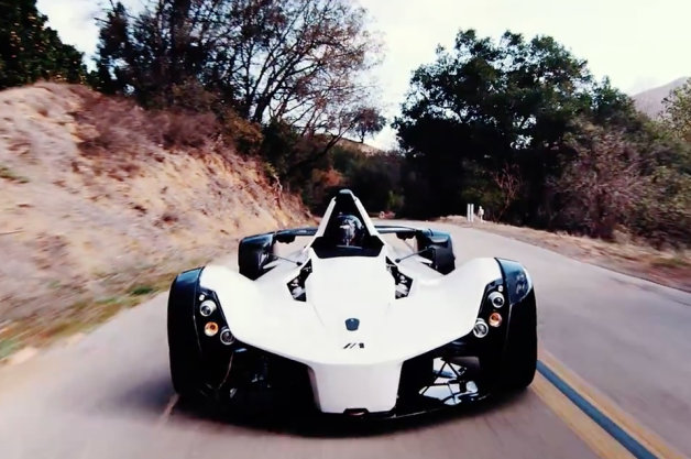 【ビデオ】英国生まれの超軽量スポーツカー、BAC「Mono」が米国の公道を走る！
