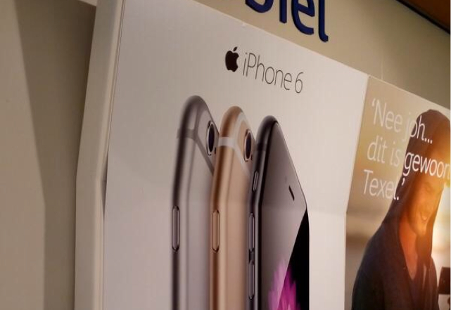 photo of Dutch store's bent iPhone 6 display is an unfortunate, hilarious coincidence image