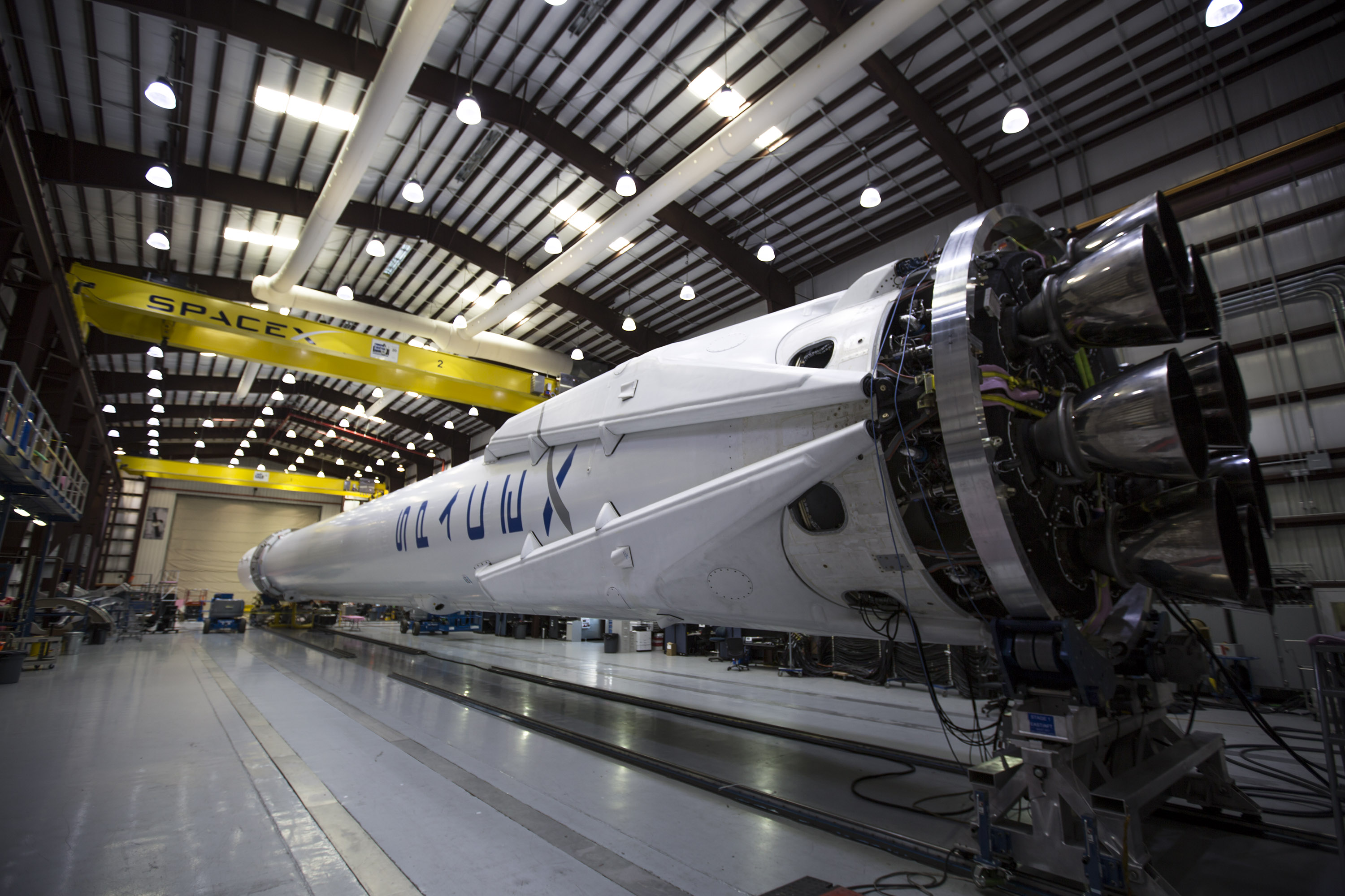 SpaceX wins its first military launch contract