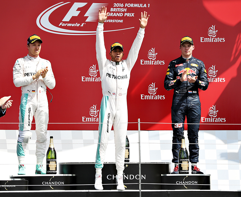 Lewis Hamilton của Anh và Mercedes GP kỷ niệm chiến thắng của mình trên bục với Nico Rosberg của Đức và Mercedes GP và Max Verstappen của Hà Lan và Red Bull Racing trong giải Grand Prix Công thức 1 của Anh tại Silverstone vào ngày 10 tháng 7 năm 2016 tại Northampton, Nước Anh.