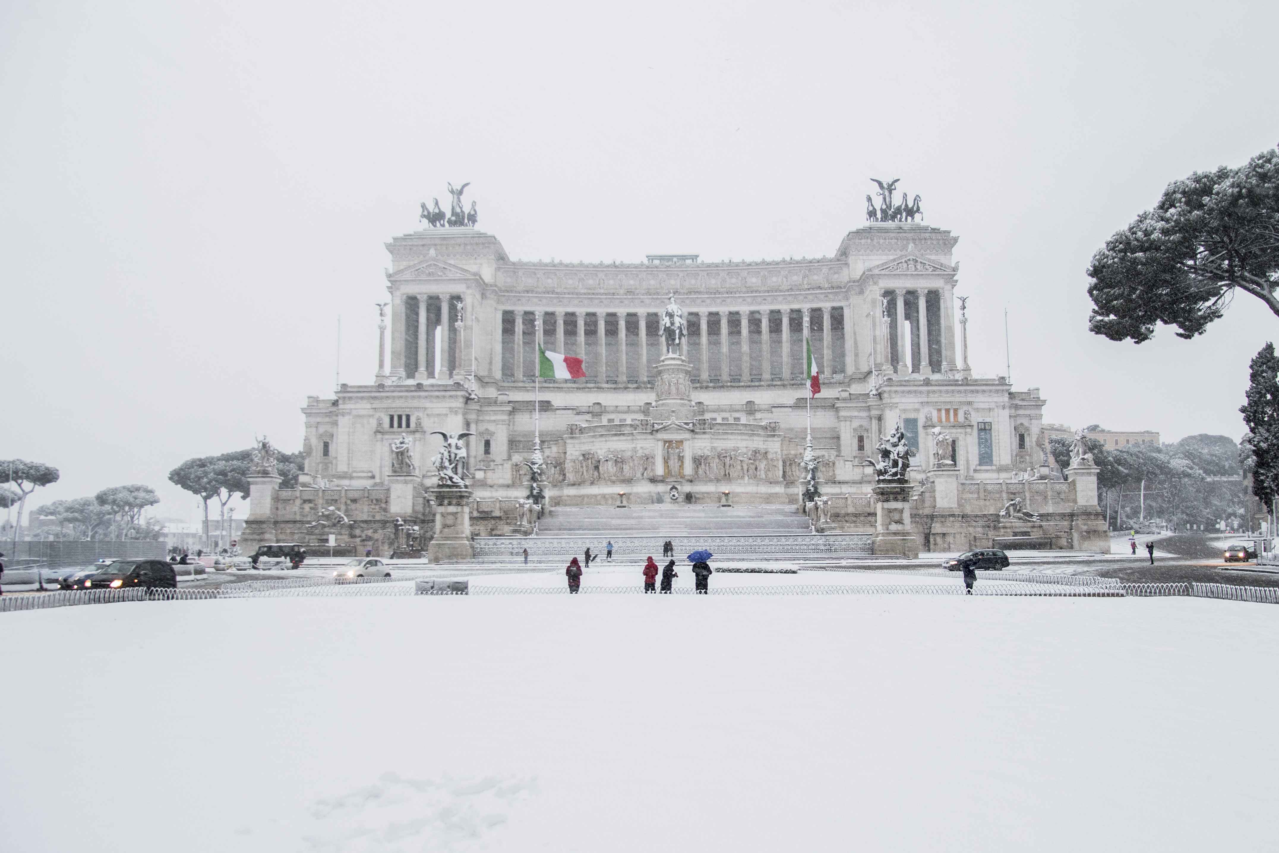 Neve a Roma non solo disagi, la magia della Città Eterna imbiancata fa