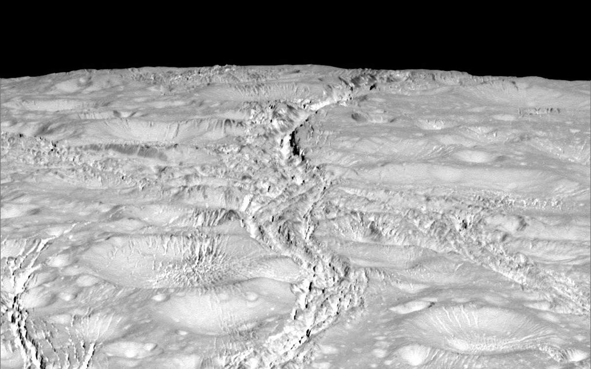 Cassini takes close-up pictures of Saturnian moon&#039;s north pole