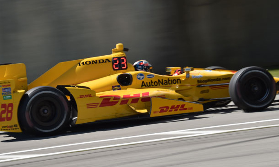 photo of IndyCar racers use LEDs to show their positions in real-time image