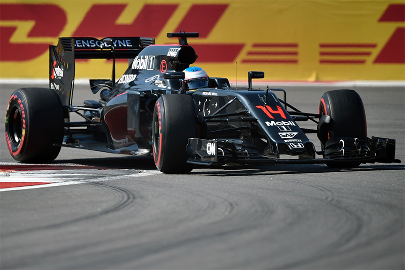 Tay đua người Tây Ban Nha của McLaren F1 Team Fernando Alonso lái chiếc xe của mình trong Grand Prix Công thức Một của Nga tại mạch Sochi Autodrom vào ngày 1 tháng 5 năm 2016.