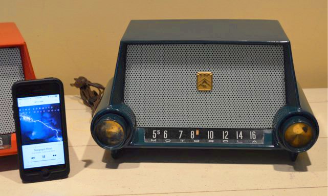 photo of This 1950s Motorola radio works wirelessly with your iPhone image
