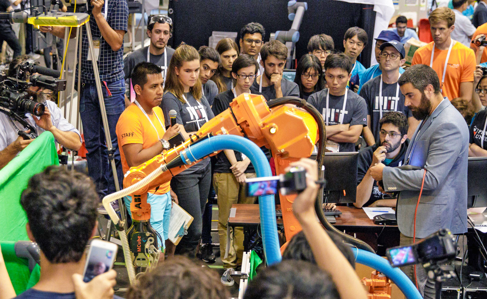 Australian 'budget bot' wins Amazon robot challenge