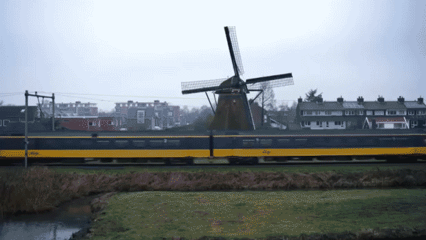 オランダ鉄道の列車運行、風力エネルギー100%化達成。社長は風車で回されるパフォーマンス披露