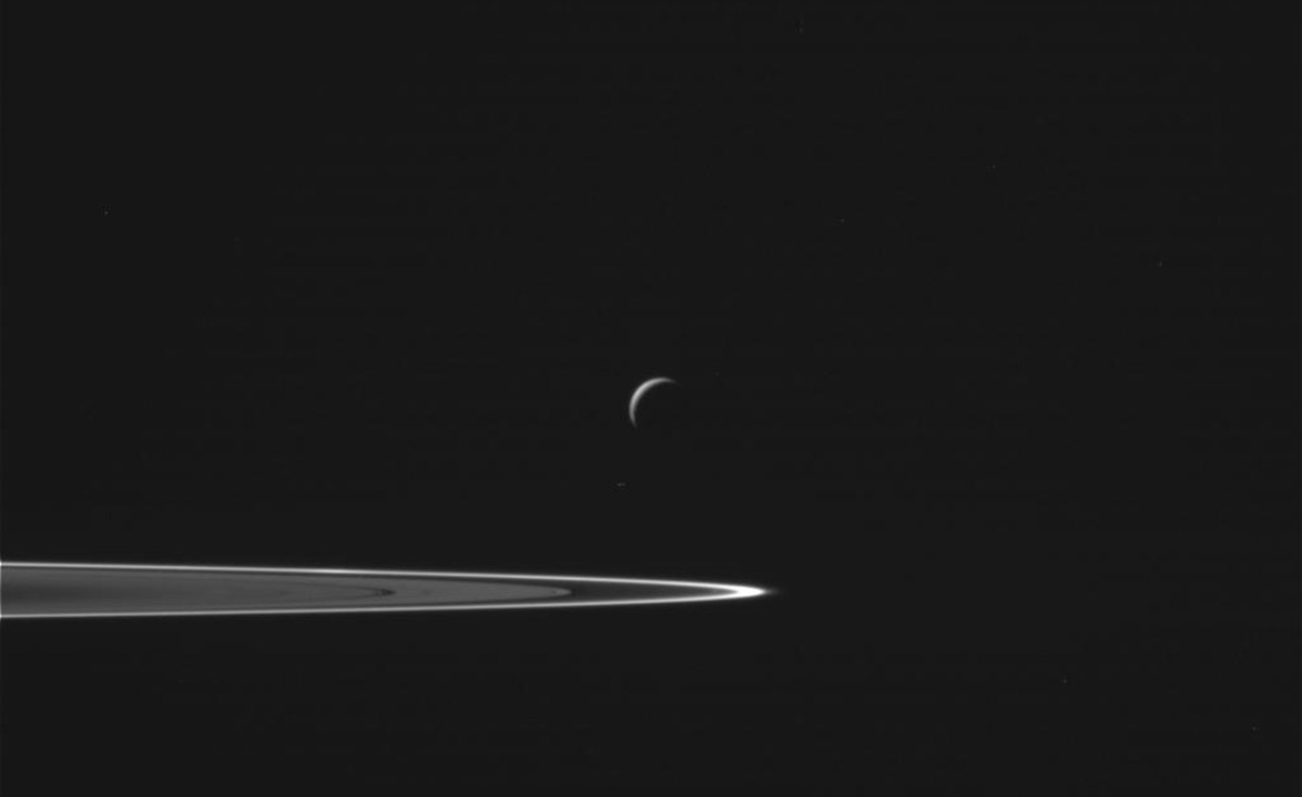 Cassini gets cozy with Saturn&#039;s moon, flies 30 miles above its surface