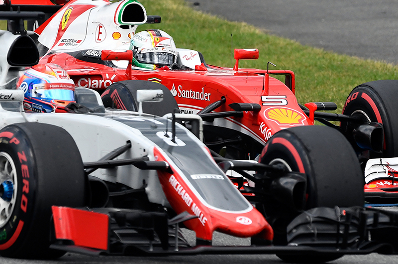 Trình điều khiển Ferrari Sebastian Vettel của Đức, phải, đi cùng với tài xế Romas của Romas Grosjean của Pháp trong giải Grand Prix Công thức 1 tại Hockenheim, Đức, chủ nhật, ngày 31 tháng 7 năm 2016.