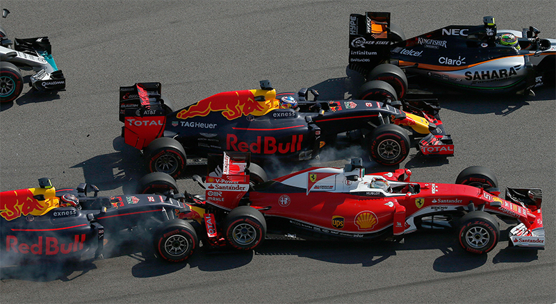 Trình điều khiển Ferrari Sebastian Vettel của Đức, phải, bị đẩy bởi lái xe Red Bull của Nga Daniil Kvyat, để lại.