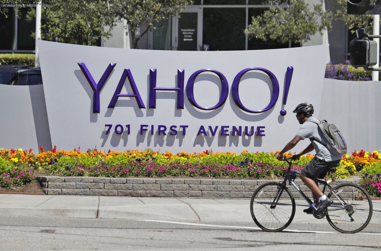 Yahoo email breach could put Verizon deal in jeopardy