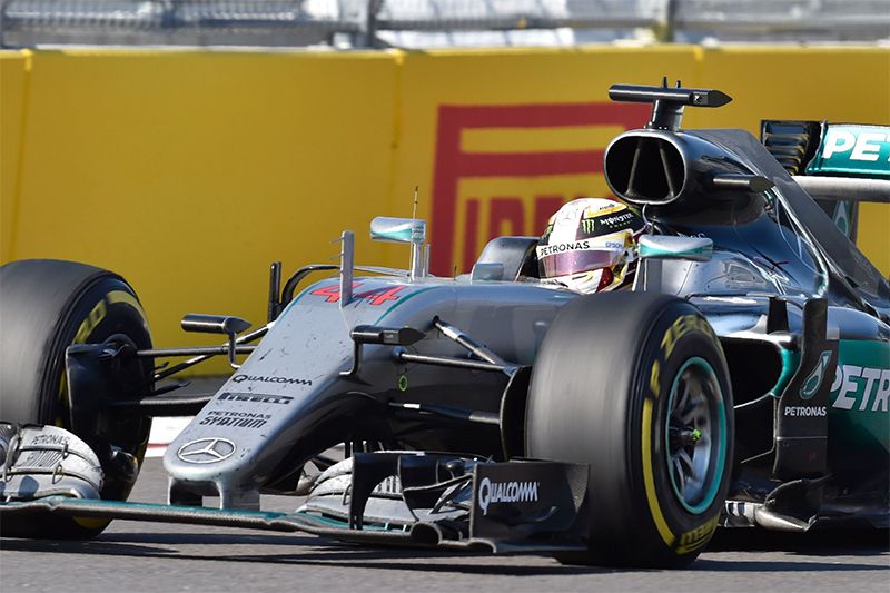 Tay đua người Anh Mercedes AMG Petronas F1 Team lái chiếc xe của mình trong cuộc đua Grand Prix Công thức 1 tại mạch Sochi Autodrom vào ngày 1 tháng 5 năm 2016.