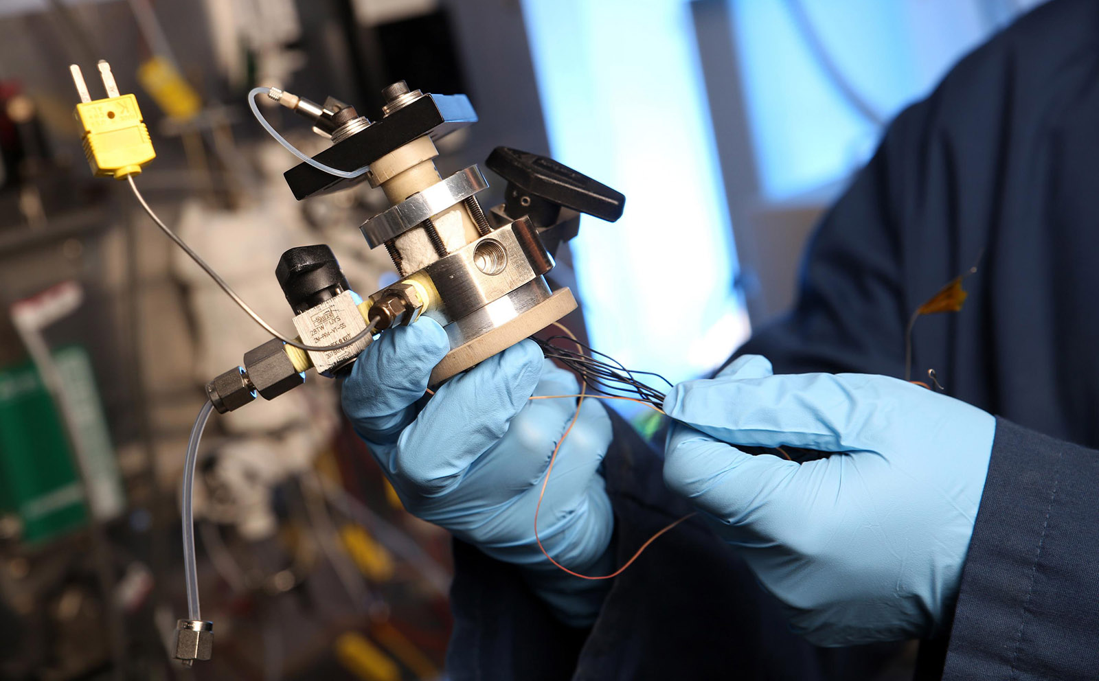 Tiny 'engine' turns natural gas into hydrogen
